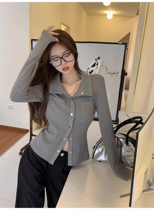 v领内搭配什么外套