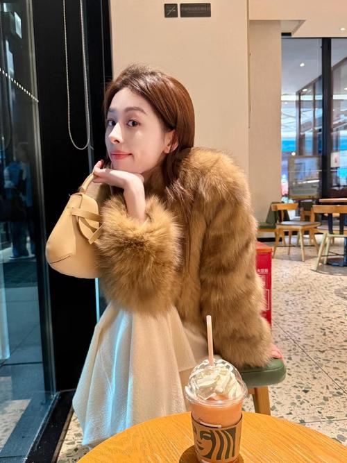 棕色皮草怎么搭配好看