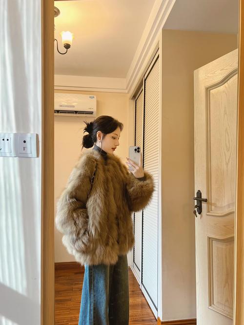 棕色皮草怎么搭配好看