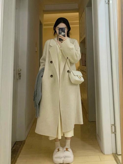 长款过膝大衣怎么搭配