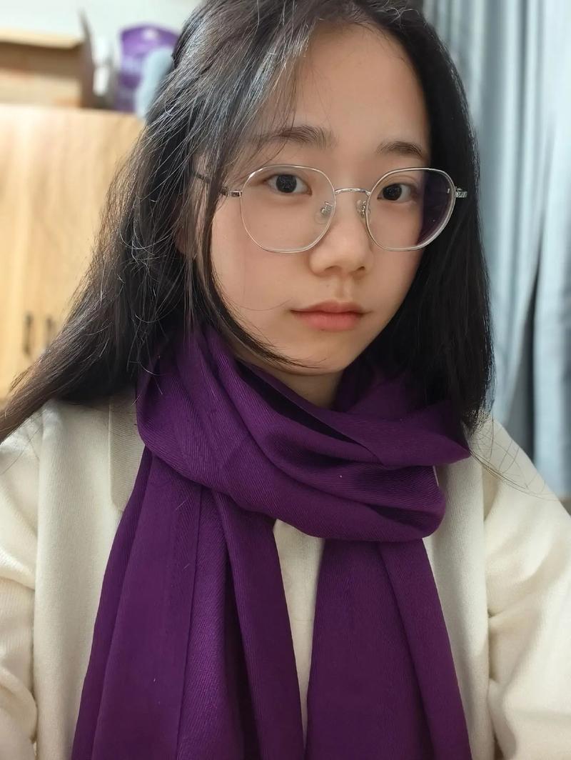 紫色的围巾怎么搭配衣服