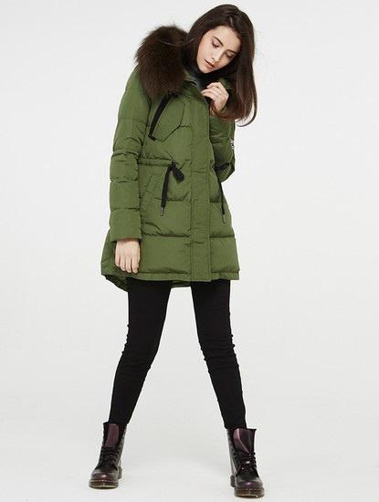 军绿色羽绒服怎么搭配围巾