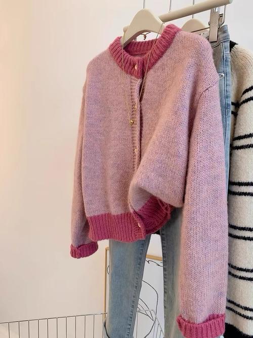 粉色大衣配什么毛衣