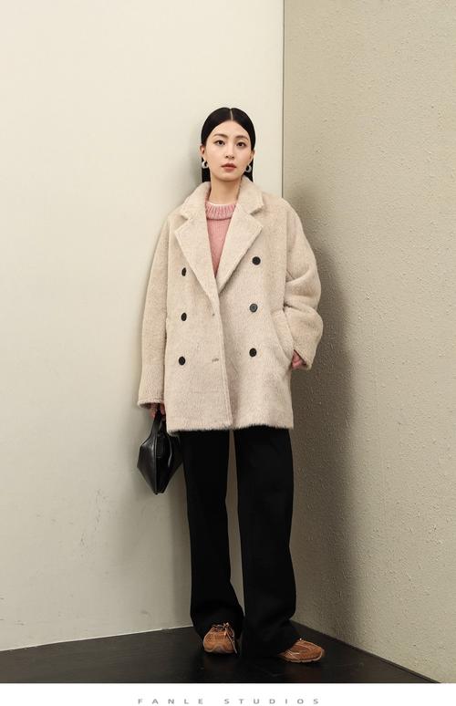 带流苏的羊绒外套怎么搭配