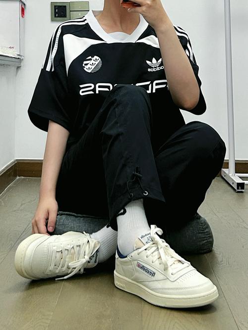 纯黑球鞋怎么搭配衣服