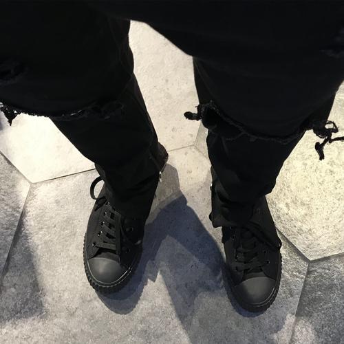 纯黑球鞋怎么搭配衣服