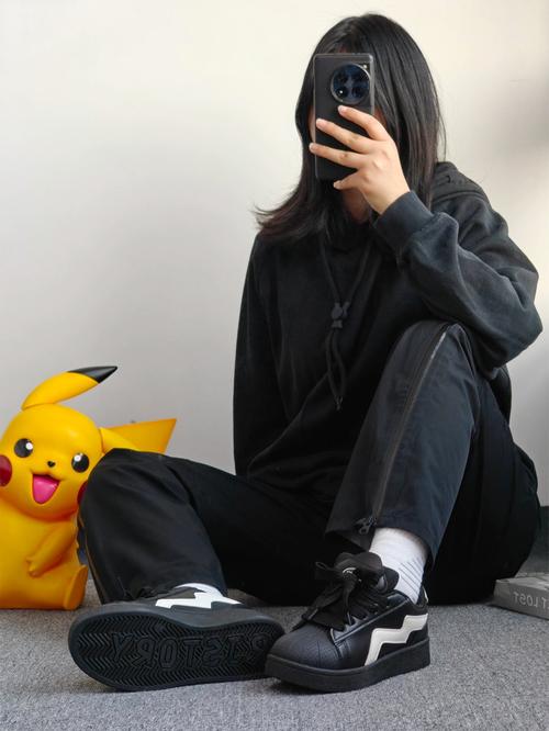 纯黑球鞋怎么搭配衣服