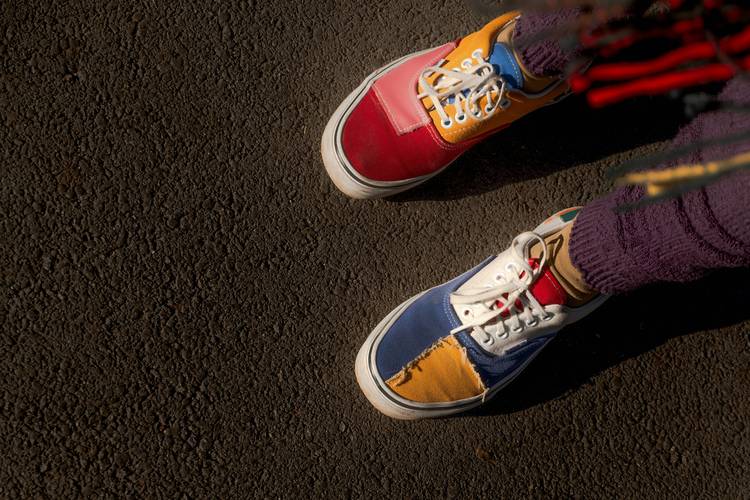 彩色球鞋怎么搭配衣服