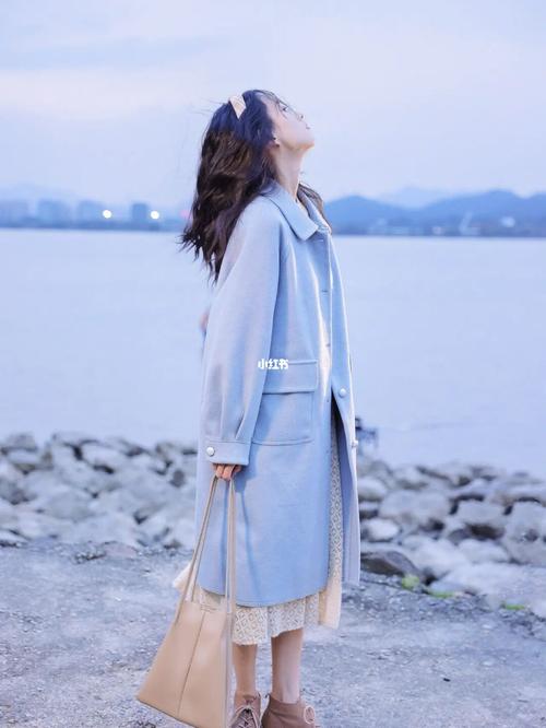 天蓝色毛呢怎么搭配