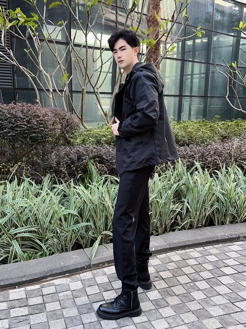 马丁靴配什么衣服好看