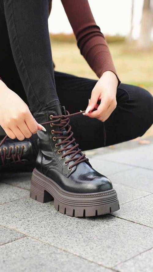 马丁靴配什么衣服好看