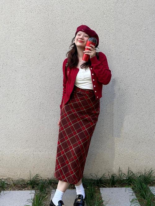 冬天红色裙子怎么搭配