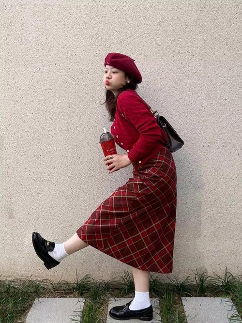 冬天红色裙子怎么搭配