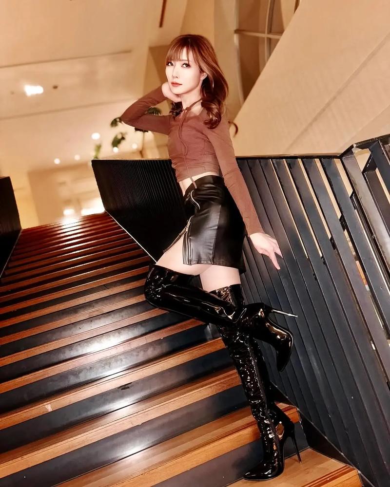 过膝皮靴怎么搭配