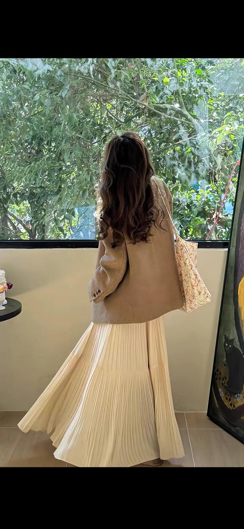 咖啡色半身裙怎么搭配外套