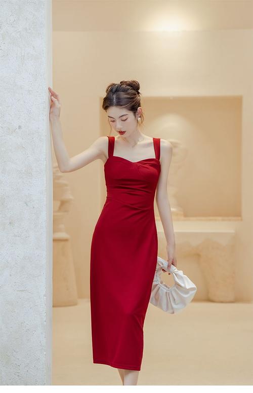 红色吊带裙怎么搭配