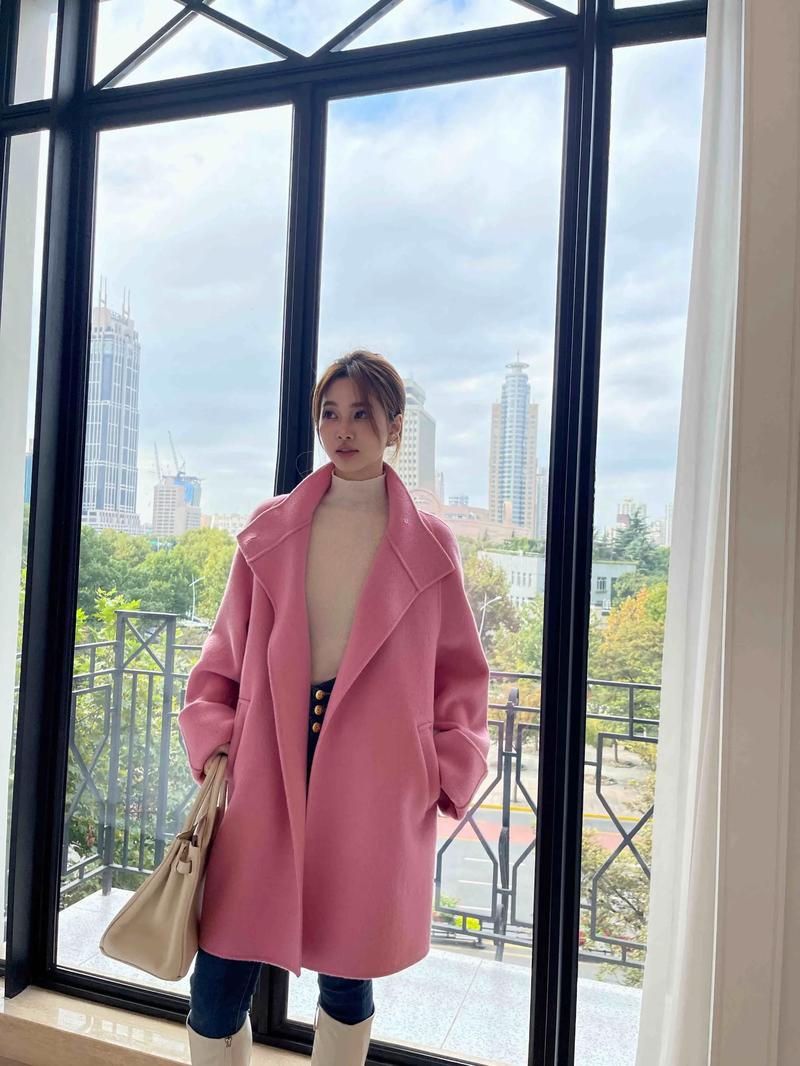 粉大衣里边怎么搭配