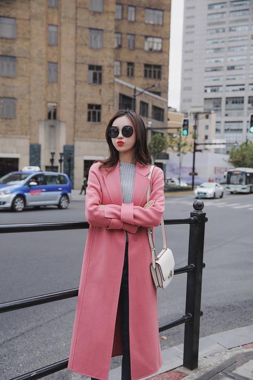 粉大衣里边怎么搭配