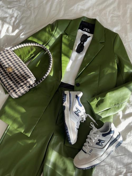 浅绿色的鞋子怎么搭配衣服