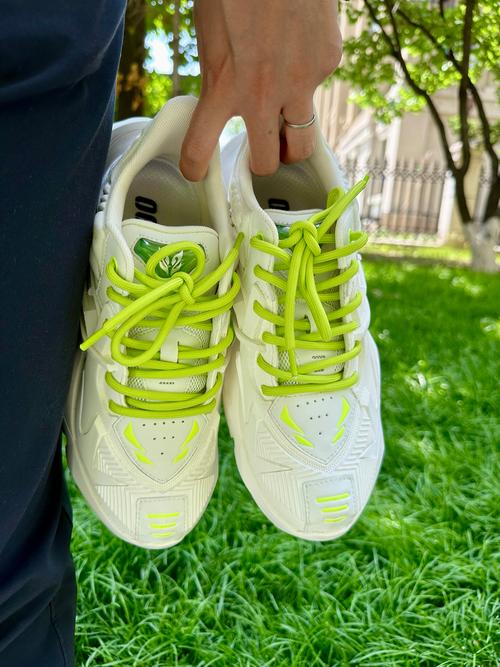 浅绿色的鞋子怎么搭配衣服