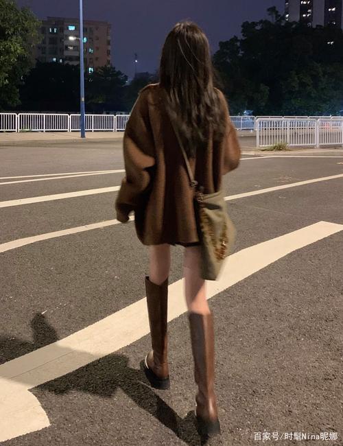 棕色的靴子怎么搭配