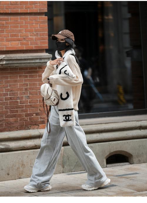 杏色毛衣配什么裤子