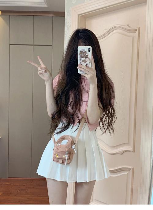 白色半身短裙怎么搭配