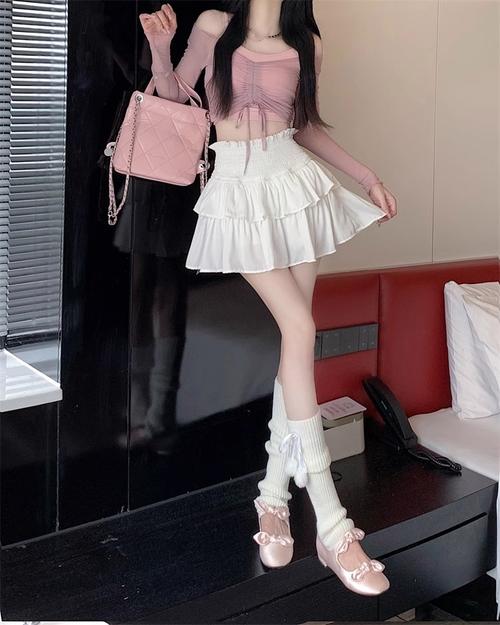 白色半身短裙怎么搭配