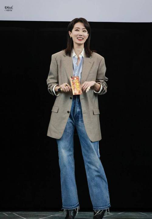 黑色毛衣怎么搭配下身裤子