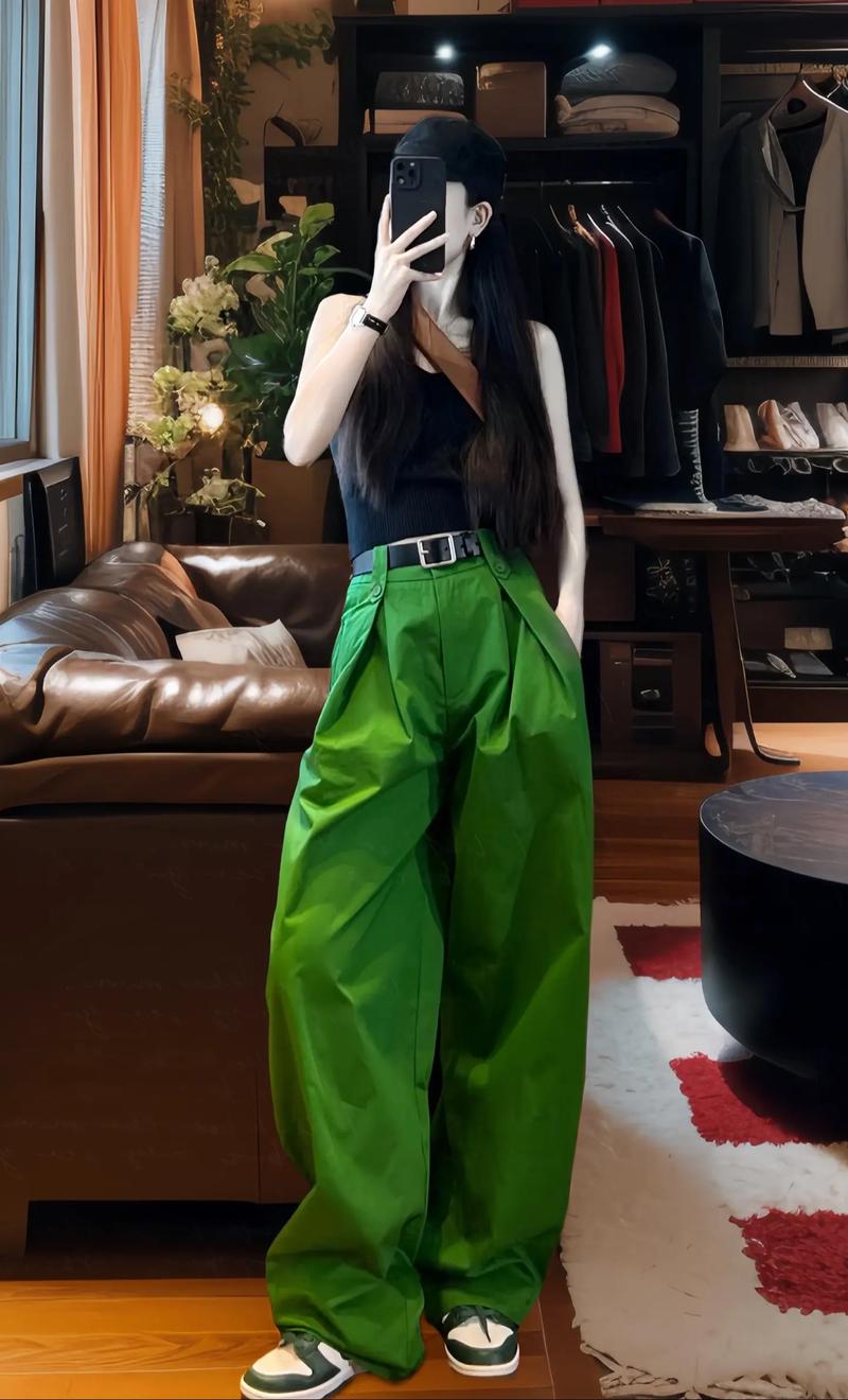 绿裤子配什么鞋子