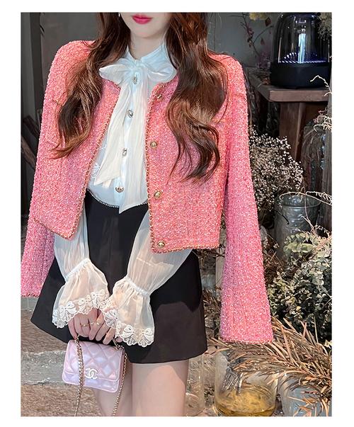 粉色小香风外套怎么搭配