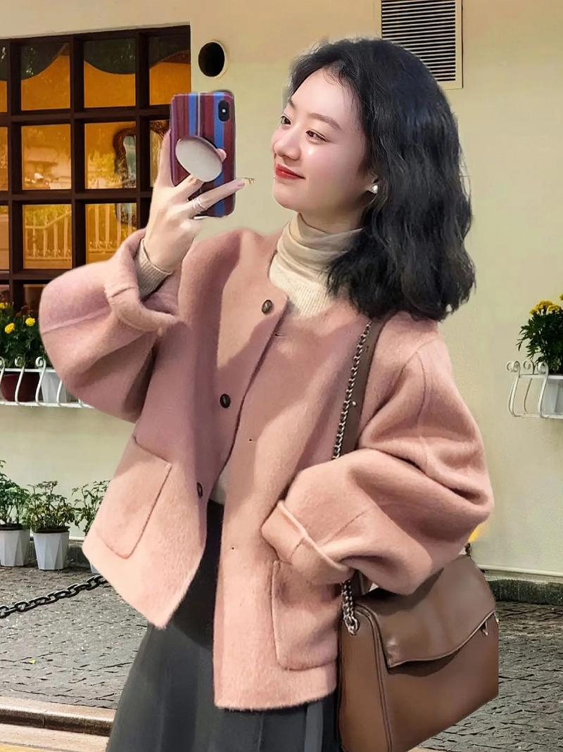 粉色小香风外套怎么搭配