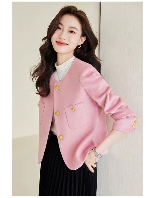 粉色小香风外套怎么搭配