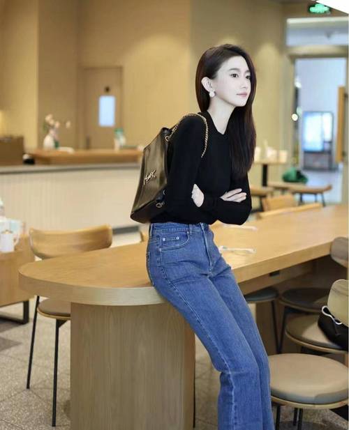 牛仔裤穿什么上衣好看