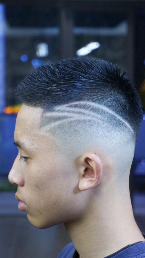 头发厚硬适合什么发型