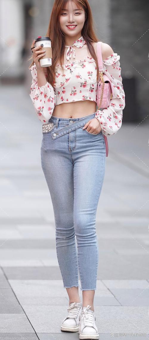 碎花上衣怎么搭配鞋子