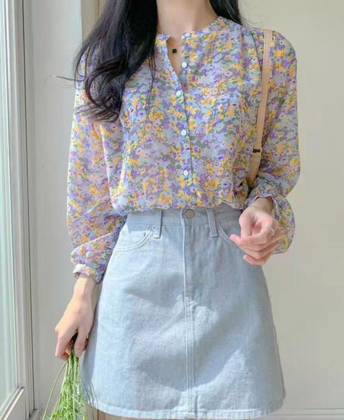 小碎花上衣怎么搭配