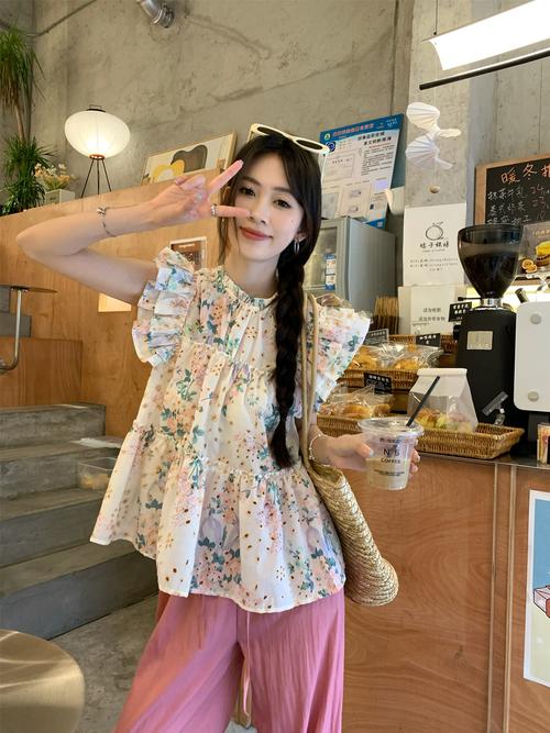 小碎花上衣怎么搭配