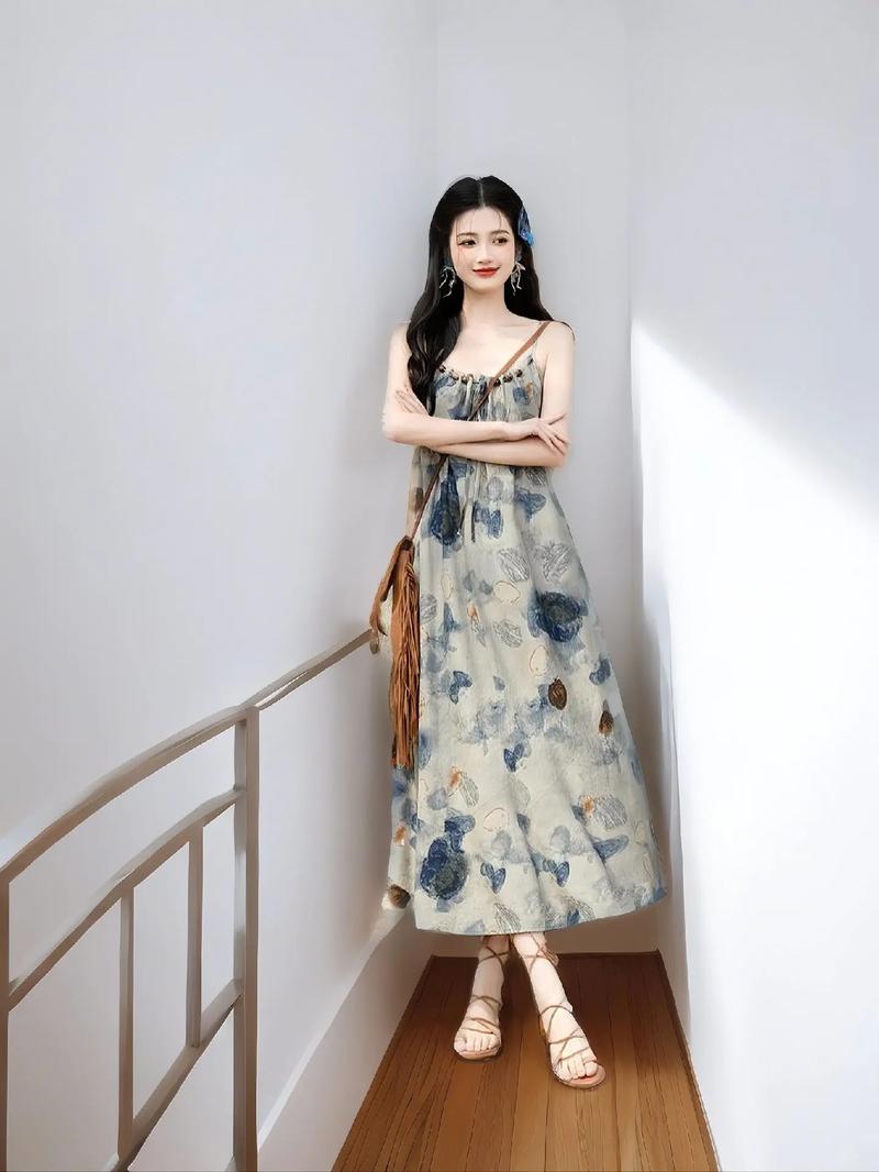 吊带长连衣裙怎么搭配