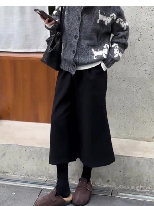 黑色七分裤怎么搭配衣服