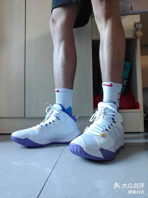 白色球鞋怎么搭配男