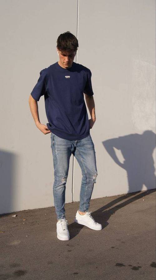 白色球鞋怎么搭配男