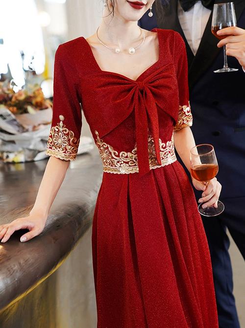 刘清扬小红刺绣裙怎么搭配