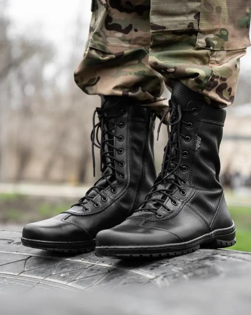 男军靴怎么搭配衣服