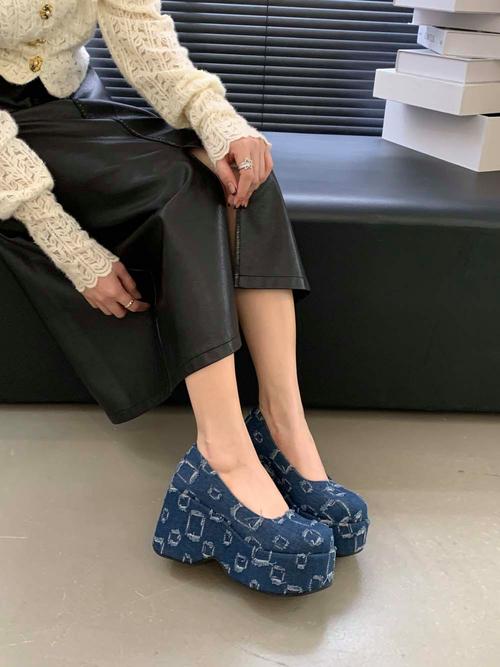 坡跟单鞋怎么搭配