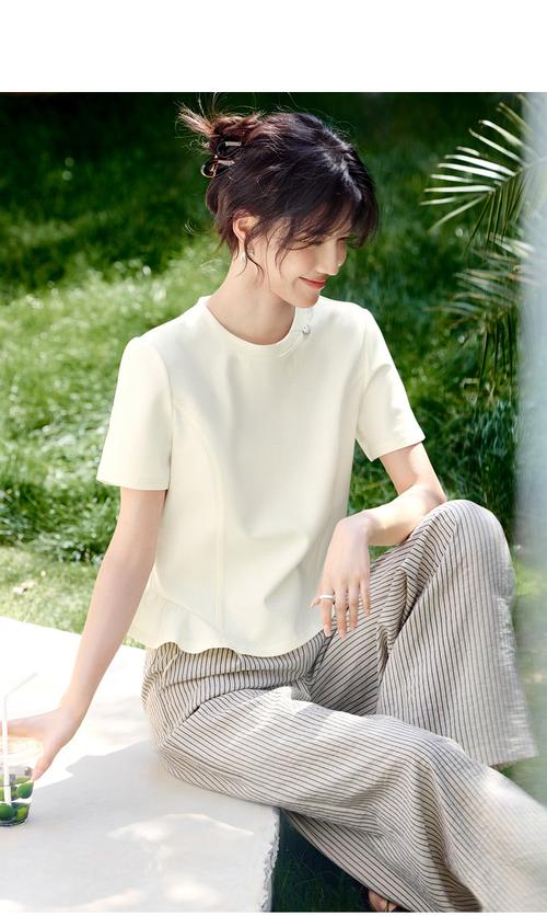 荷叶摆的上衣怎么搭配