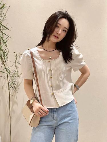 荷叶摆的上衣怎么搭配