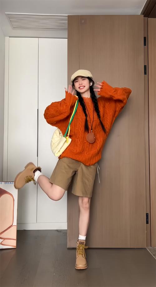 橘色打底衫怎么搭配