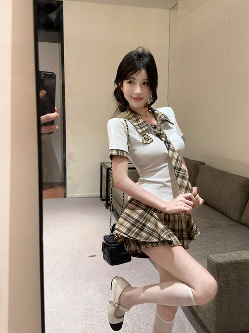 j杯怎么搭配衣服