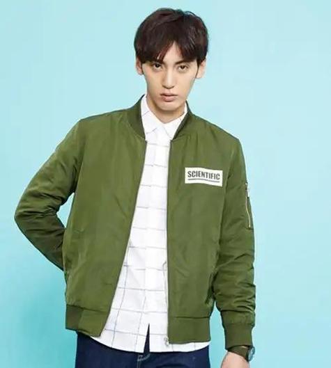 男军绿色外套怎么搭配